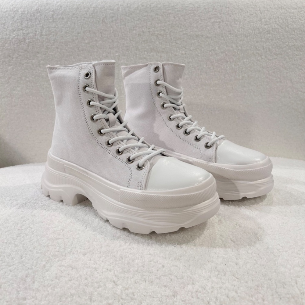 New Berness Women’s Size 6 White Platform Sneaker Child Size 4/4.5 High Top